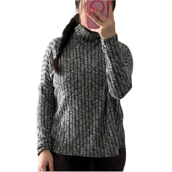 American Eagle Outfitters Gray Ribbed Turtleneck Top Size Small - Picture 4 of 5